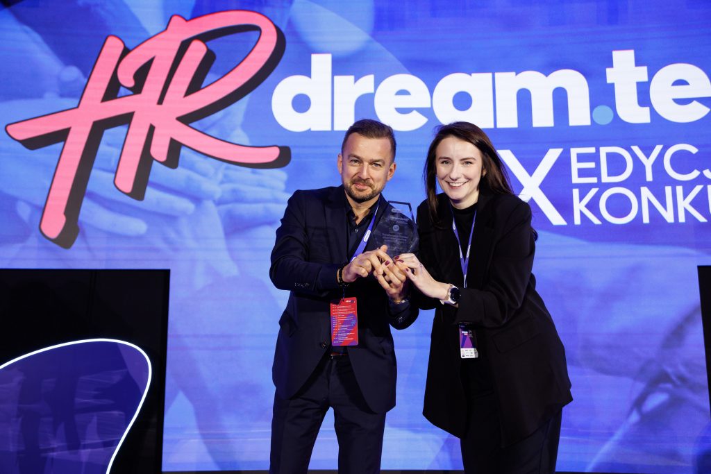 Dominik Jurek (ceo next technology professionals) i Milena Miesiak odbierający nagrodę
